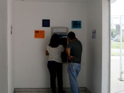 Los clientes de la banca tienen a su disposición, los servicios de banca por teléfono, banca por Internet y cajeros automáticos. ARCHIVO /