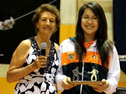 La medallista de plata los juegos olímpicos de 1968, Pilar Roldán y Vanessa Infante. ARCHIVO /