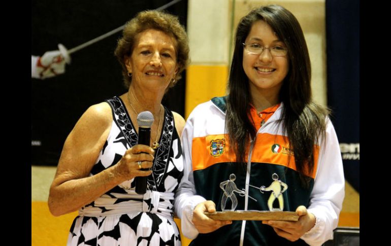 La medallista de plata los juegos olímpicos de 1968, Pilar Roldán y Vanessa Infante. ARCHIVO /