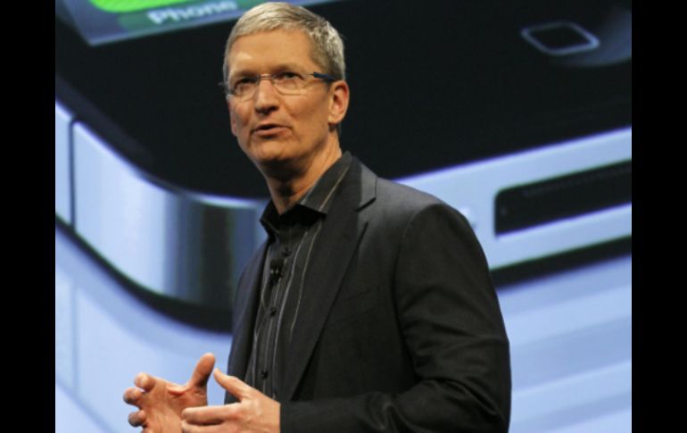 El sucesor de Jobs comenta dos aspectos importantes para la compañía que van más allá del desarrollo de nuevos productos. ARCHIVO /