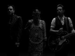 En el clip se puede apreciar a los artistas bajo encuadres dramáticos en blanco y negro. ESPECIAL /