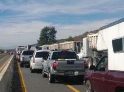 Han bloqueado totalmente la circulación en el crucero de entrada a Bellavista. Foto: @mendezguardado. ESPECIAL /