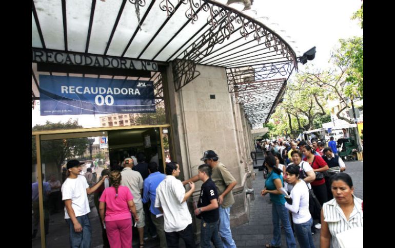 Los trámites que se pueden realizar en las oficinas recaudadoras son los mismos que se tienen a disposición del contribuyente. ARCHIVO /