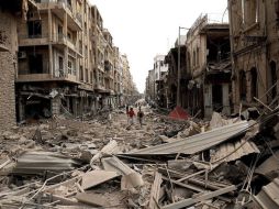 En Alepo, un barrio afectado por la explosión de tres coches bomba y enfrentamientos. ARCHIVO /