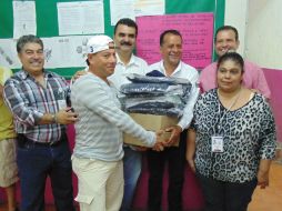 El Gerente en el Estado del Servicio Postal (c) hizo la entrega de los uniformes para los carteros.  /