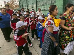 Muchos de los niños triquis afirmaron no conocer a Mickey Mouse, aún así disfrutaron del parque de diversiones. ARCHIVO /