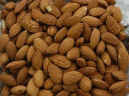 Los frutos secos como las almendras, nueces y cacahuates son una importante fuente de ácido fólico, esencial en el embarazo.  /