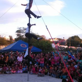 Adelantan navidad a niños de Lomas del Paraíso