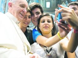 El Papa Francisco tiene su selfie, y como fue el primer pontífice en hacerlo, la imagen dio la vuelta al mundo. TWITTER  /