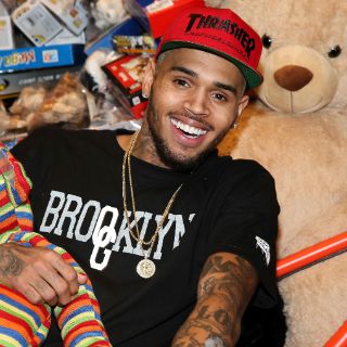 Chris Brown deja rehabilitación para hacer caridad