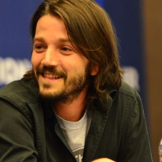 Diego Luna es un 'grinch light' de la Navidad