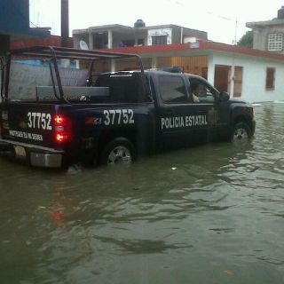 Alojan en refugios a familias por lluvias en Tabasco