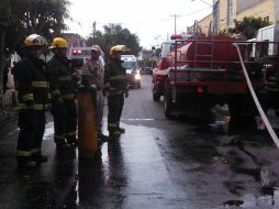 Bomberos y Protección Civil de Guadalajara acudieron al lugar donde sucedió el accidente.  /