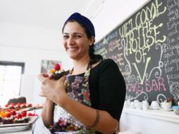 Valentina Cordero explora nuevas opciones para crear más cupcakes. EFE /