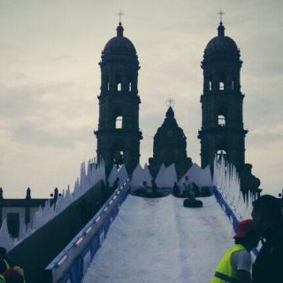 En Nochebuena, niños se divierten con nieve y lluvia