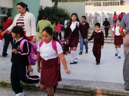 Expertos recomiendan no llevar al niño a la escuela si está enfermo, mantenerlo en reposo e hidratado. ARCHIVO /
