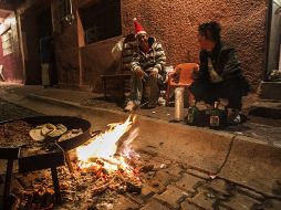 La contaminación es ocasionada por las fogatas y quema de pirotecnia que suele practicarse al aire libre en estas fechas.  /