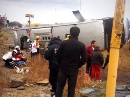 La volcadura de un camión de pasajeros dejó saldo de seis personas muertas y 19 heridas en la carretera Saltillo-Monterrey. ESPECIAL /