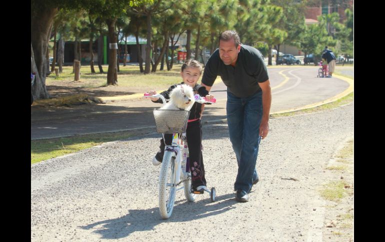 Mientras los pequeños disfrutaban de su regalo navideño, los padres estaban al pendiente de su cuidado.  /
