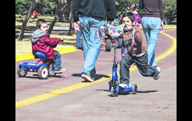 El estreno de los juguetes navideños dio la ocasión ideal para jugar al aire libre.  /