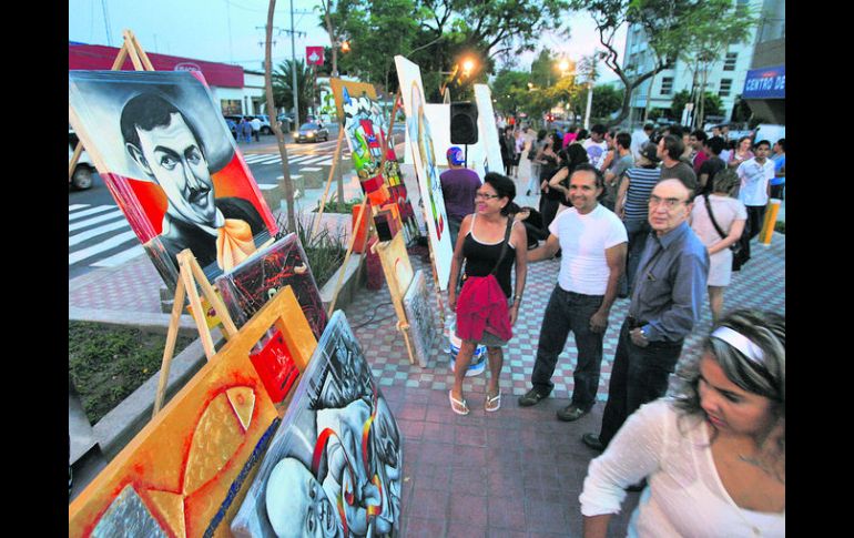 Comercio. Venta de pinturas en el Paseo Chapultepec.  /