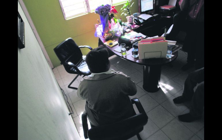 Sentada en la oficina principal del penal de Puente Grande, Verónica Delgado da su testimonio de cómo vive estas fechas en prisión.  /
