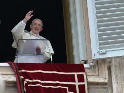 El Sumo Pontífice saluda a los fieles antes de impartir la bendición con el Angelus en la Plaza de San Pedro. EFE /