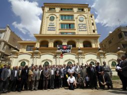 Imagen de archivo que muestra a miembros del consejo de los Hermanos Musulmanes tras una reunión en El Cairo. AP /