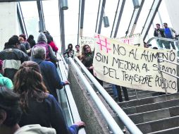 Tren Ligero. Los manifestantes exigen explicaciones del alza de tarifa al gobierno estatal.  /