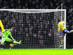 Theo Walcott, habitual de la selección inglesa, marcó dos veces para impulsar la victoria de los dirigidos por Arsene Wenger. AFP /
