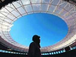 Un trabajador en el interior del Estadio Nacional Mané Garrincha, uno de los nuevos escenarios creados para el Mundial. AP /