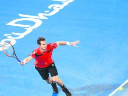 Al fondo. Andy Murray trata de devolver una bola durante su juego en el torneo de exhibición que se celebra en Abu Dhabi. AFP /