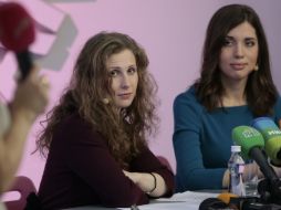 Nadezhda Tolokonnikova (d) y Maria Aliojina, durante la conferencia de prensa. AP /