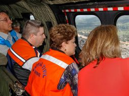 La presidenta de Brasil, Dilma Rousseff, sobrevuela las zonas más afectadas por las lluvias. AFP /