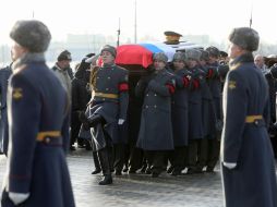 Guardias de honor de Rusia están llevando un ataúd durante la ceremonia fúnebre. AP /