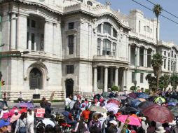 Los manifestantes no bloquean las vialidades de la zona aledaña a la Alameda Central, por lo que la presencia de policía es mínima. ARCHIVO /