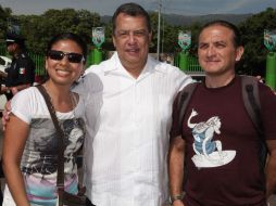 Aguirre (c) saludó a turistas que paseaban por el puerto. Imagen de @AngelAguirreGro. ESPECIAL /