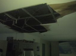 Imagen de la pieza que cayó del techo de la sala de espera. ESPECIAL /