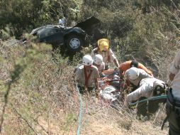 El vehículo cayó a un barranco de 40 metros de profundidad. ARCHIVO /