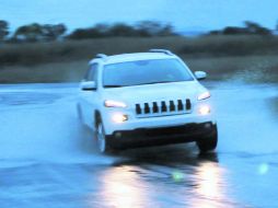 JEEP CHEROKEE. La camioneta nos mostró sus bondades en seco y en piso mojado.  /