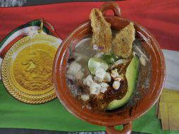 El caldo del pozole que se hace en Jalisco es simple y lleva maíz blanco, porque es uno de los que más se producen en el estado. ARCHIVO /