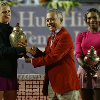 Victoria Azarenka vence a Serena Williams en exhibición