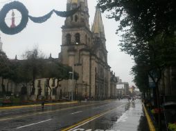 El tránsito de vehículos en la ZMG es mínimo, eso ha ayudado a que la lluvia no genere daños de consideración en la metrópoli.  /