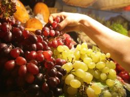 Según comerciante, durante estas fechas las ventas de uva crecen más de la mitad. ARCHIVO /