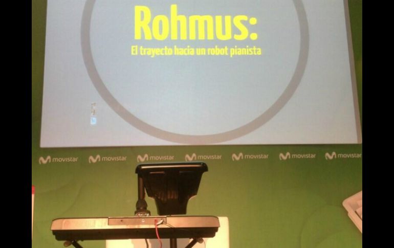 Imagen de la presentación del robot. Tomada de @jose_knepa  /