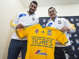 El 'Matute' García e Israel Jiménez presentaron la nueva playera de los felinos. MEXSPORT /