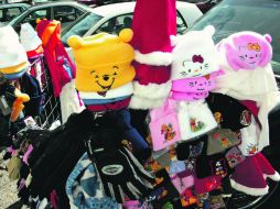 Para el frío. Apenas comienza a sentirse el aire helado, cuando los ciudadanos ya sacan sus chamarras, guantes y gorros.  /