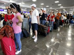 Pasajeros indicaban que la situación en el aeropuerto se tornaba crítica por la falta de agua y medicamentos. ARCHIVO /