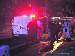 Peritos forenses y agentes ministeriales realizan las pruebas en un hecho con víctimas fatales  /