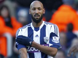 'La señal' es como un saludo nazi invertido. En ella un brazo se extiende hacia abajo mientras se toca el hombro con la mano opuesta. AFP /